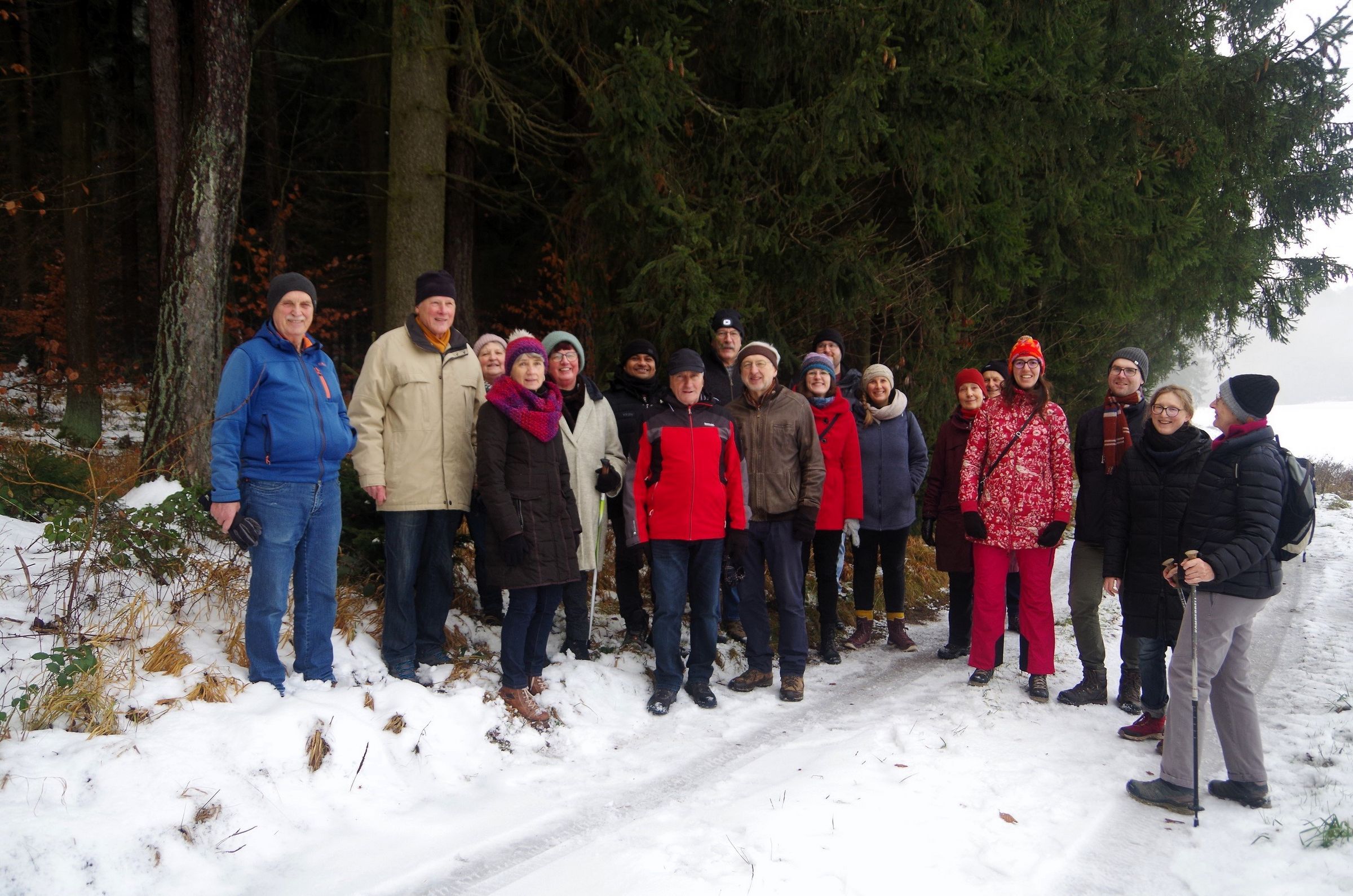 Fast schon eine Seltenheit: Winterwanderung im Schnee und strahlende Gesichter! Foto: Bernhard Schinner