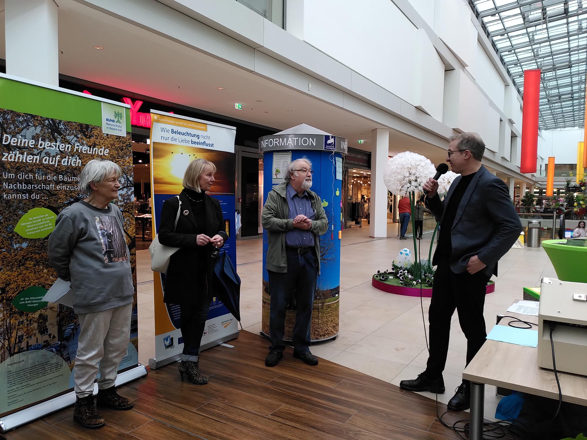 OB Markus Ochsenkühn begrüßte die Anwesenden zur Eröffnung der Baumausstellung; Foto: Katrin Mayer
