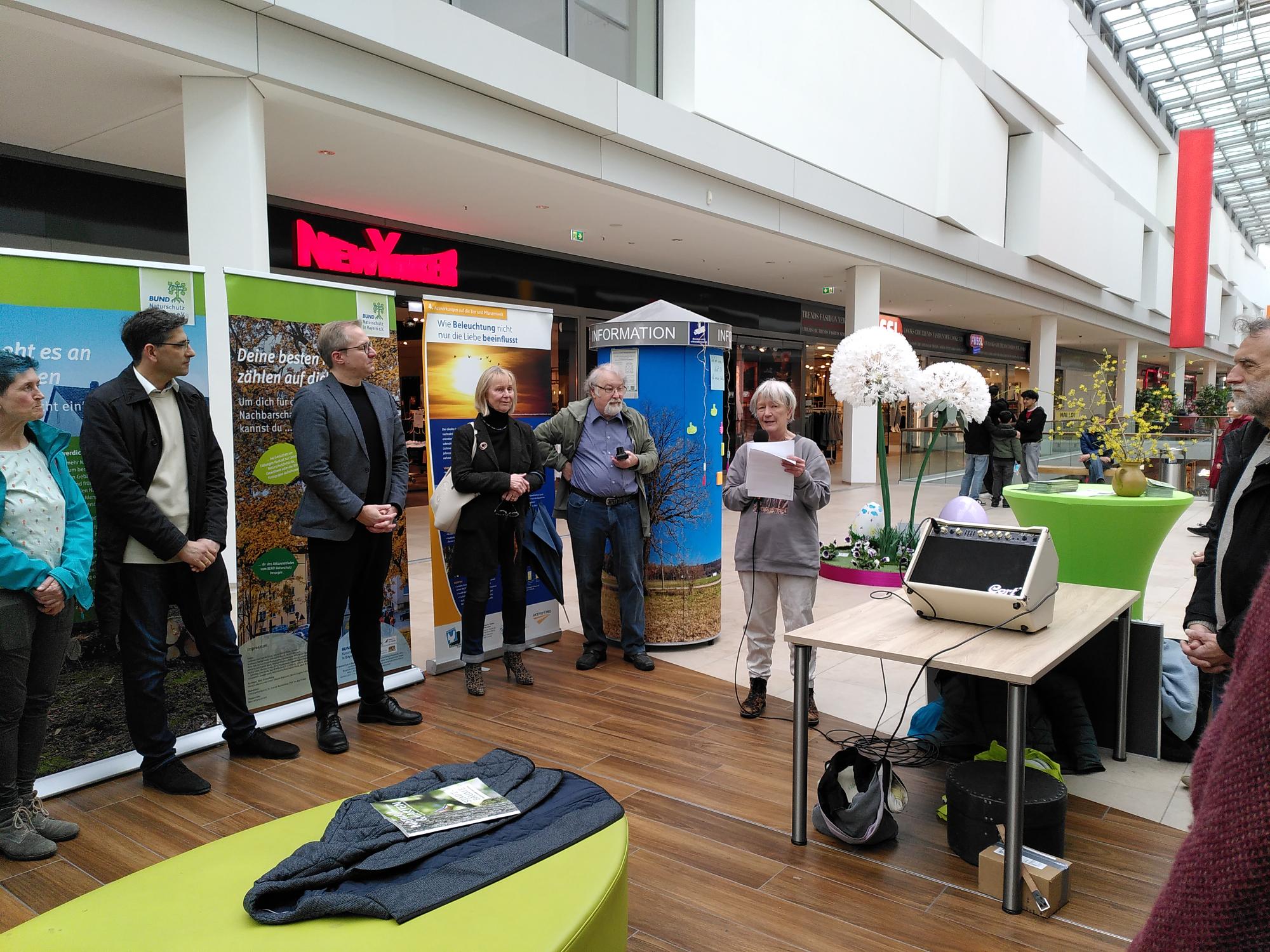 Sigrid Schindler erläutert in ihrer Rede die Ziele der Ausstellung; Foto: Katrin Mayer