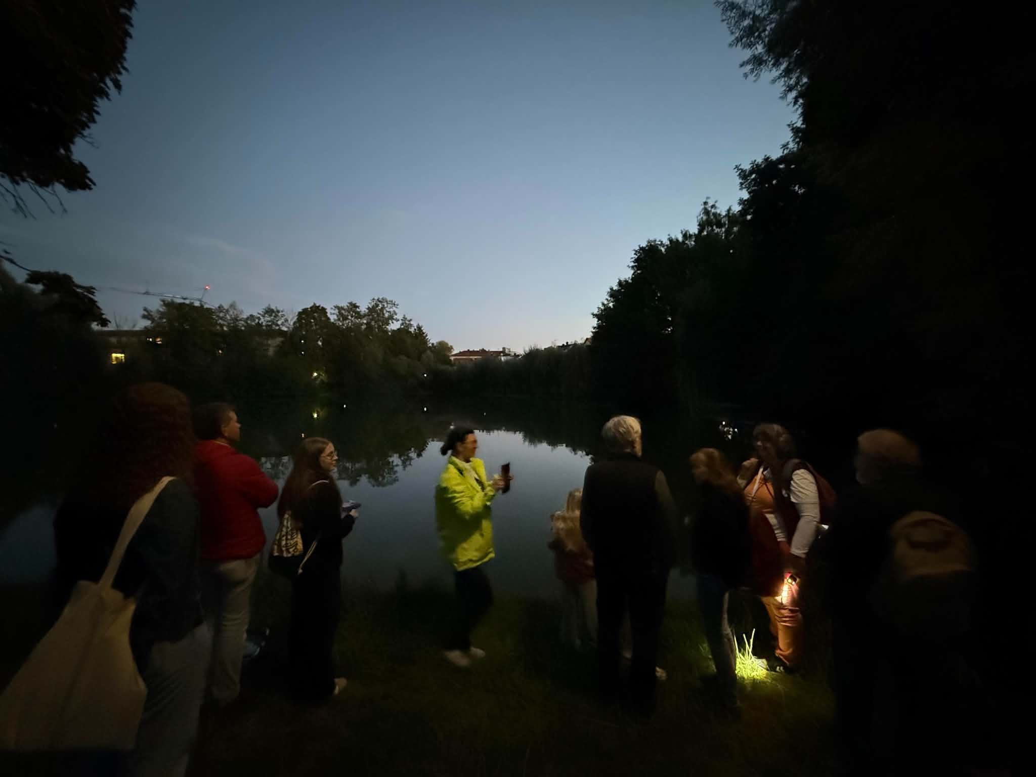 Zu den fliegenden Arten zeigten die Feldermausexpertinnen jeweils Fotos und erzählten ein paar Infos; Foto: Angelika Kürzinger