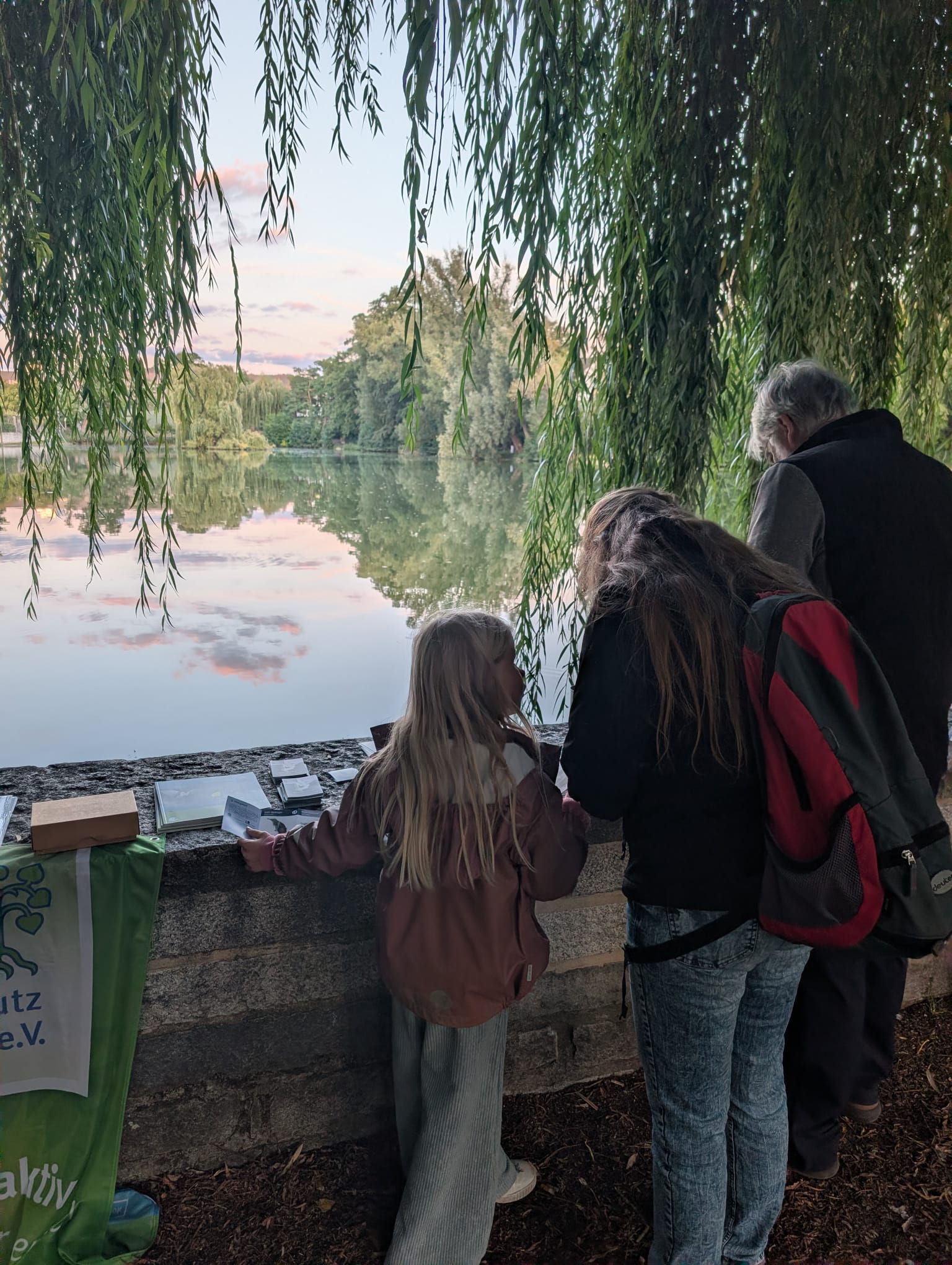 Die zweite Aktion "Fledermäuse in der Stadt" startete am Schlossweiher; Foto: Katrin Mayer