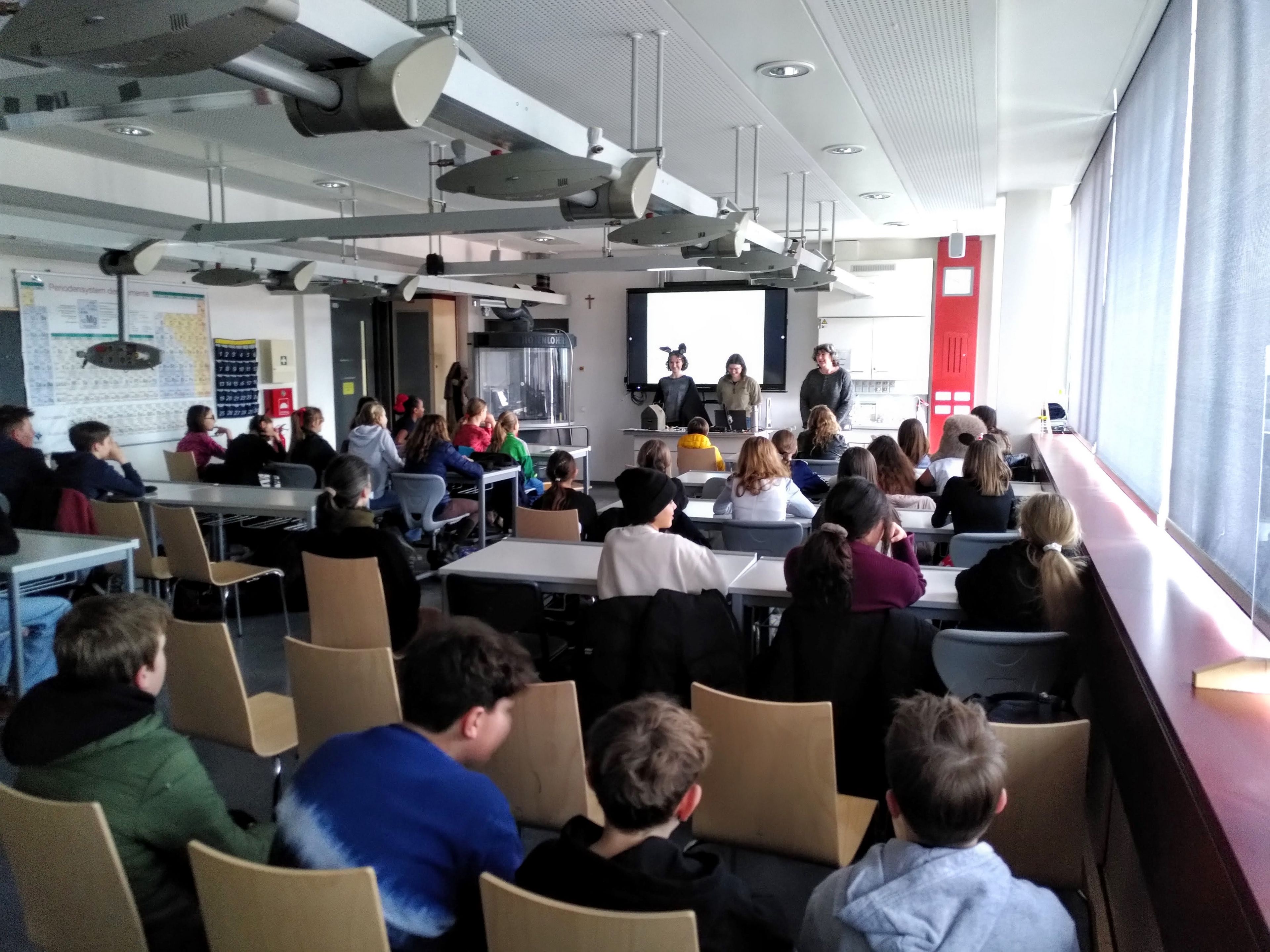 Die Schüler und Schülerinnen verfolgen gespannt den Fledermaus-Vortrag; Foto: K. Kahler