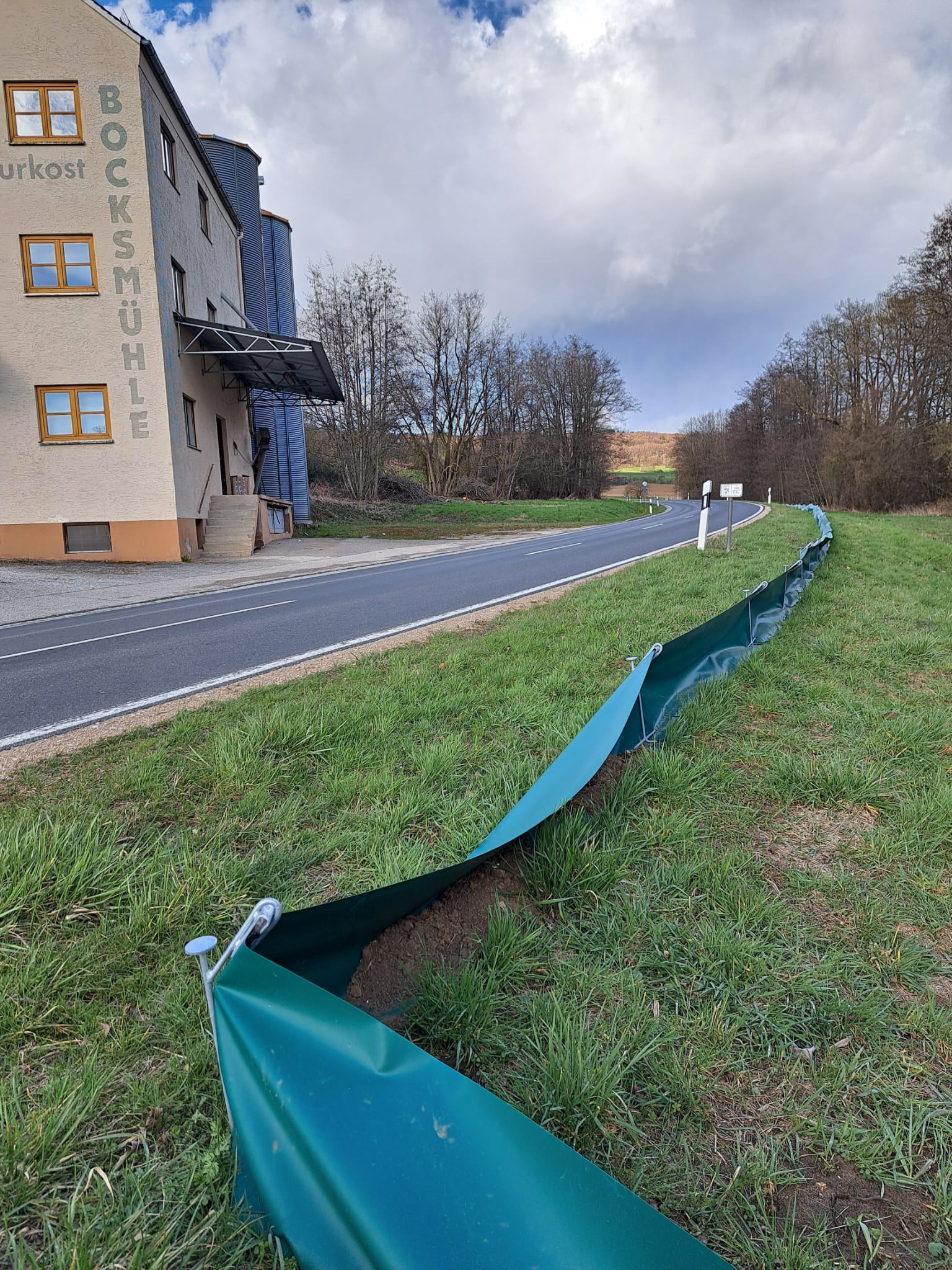 Der Zaun führt entlang der Straße nach Sindlbach direkt an der Bocksmühle vorbei; Foto: Katrin Mayer
