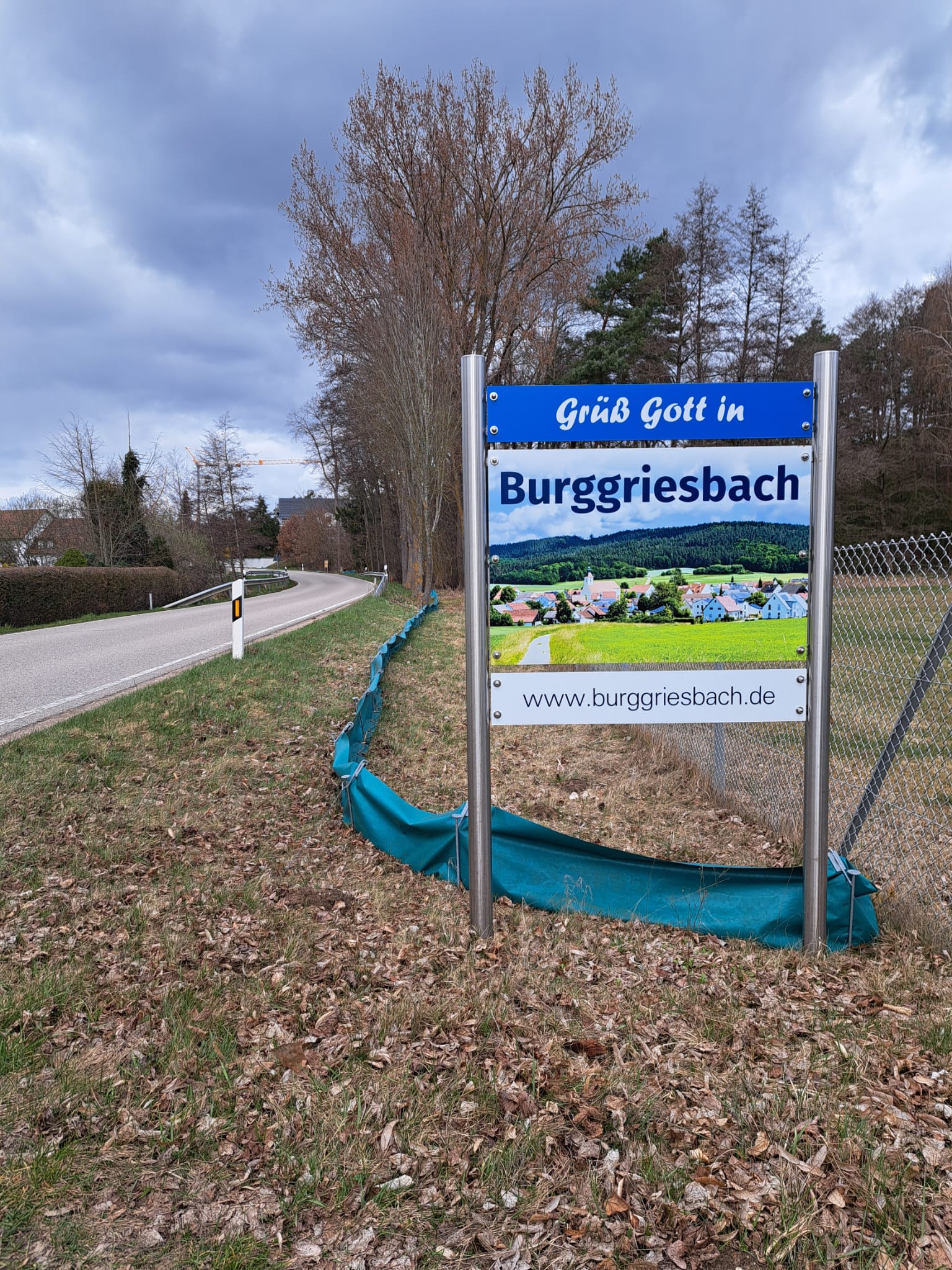 Am Willkommensschild startet der Amphibienzaun; Foto: Katrin Mayer