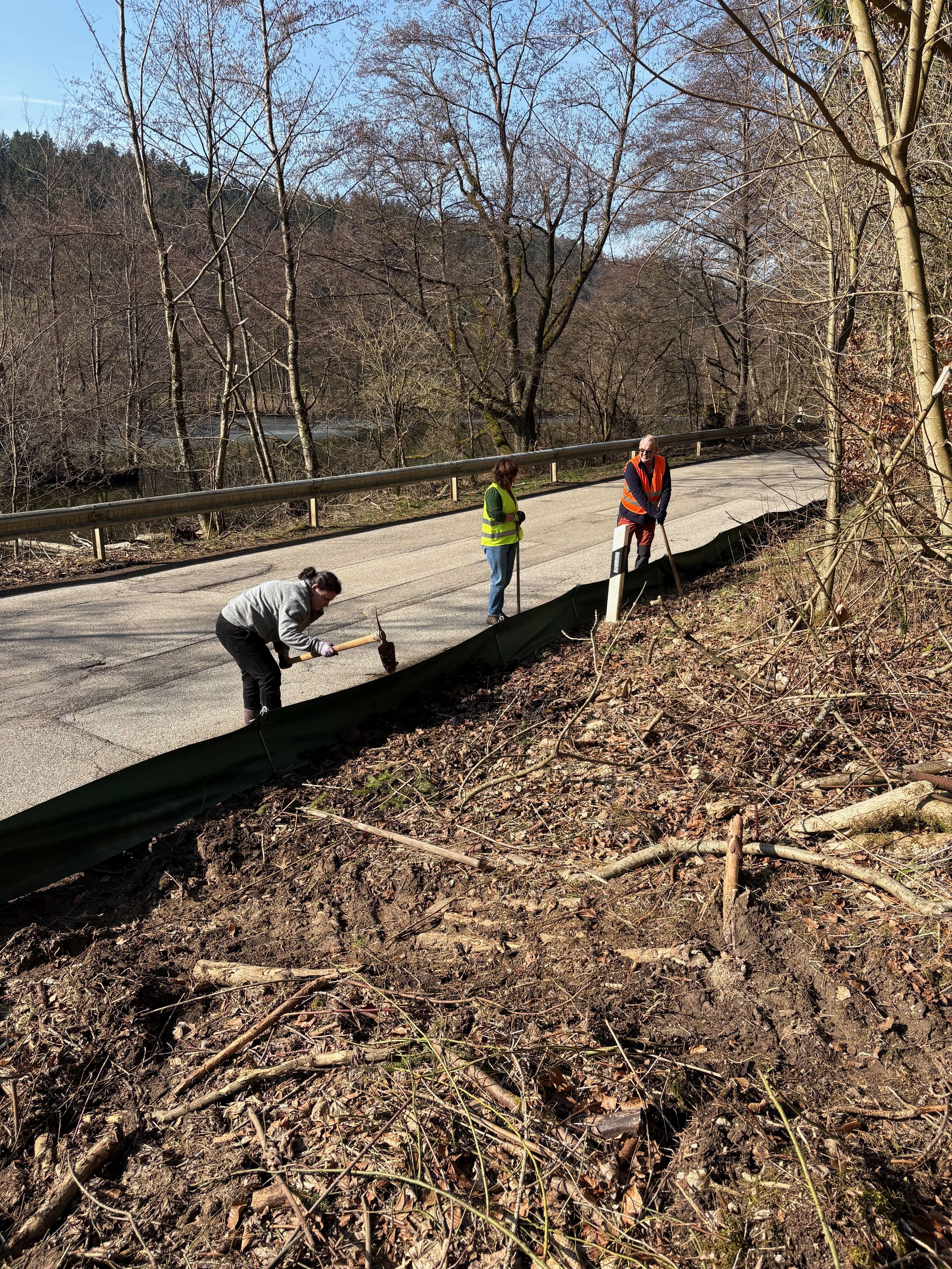 Zaunaufbau braucht Muskelkraft; Foto: Florian Hofmann