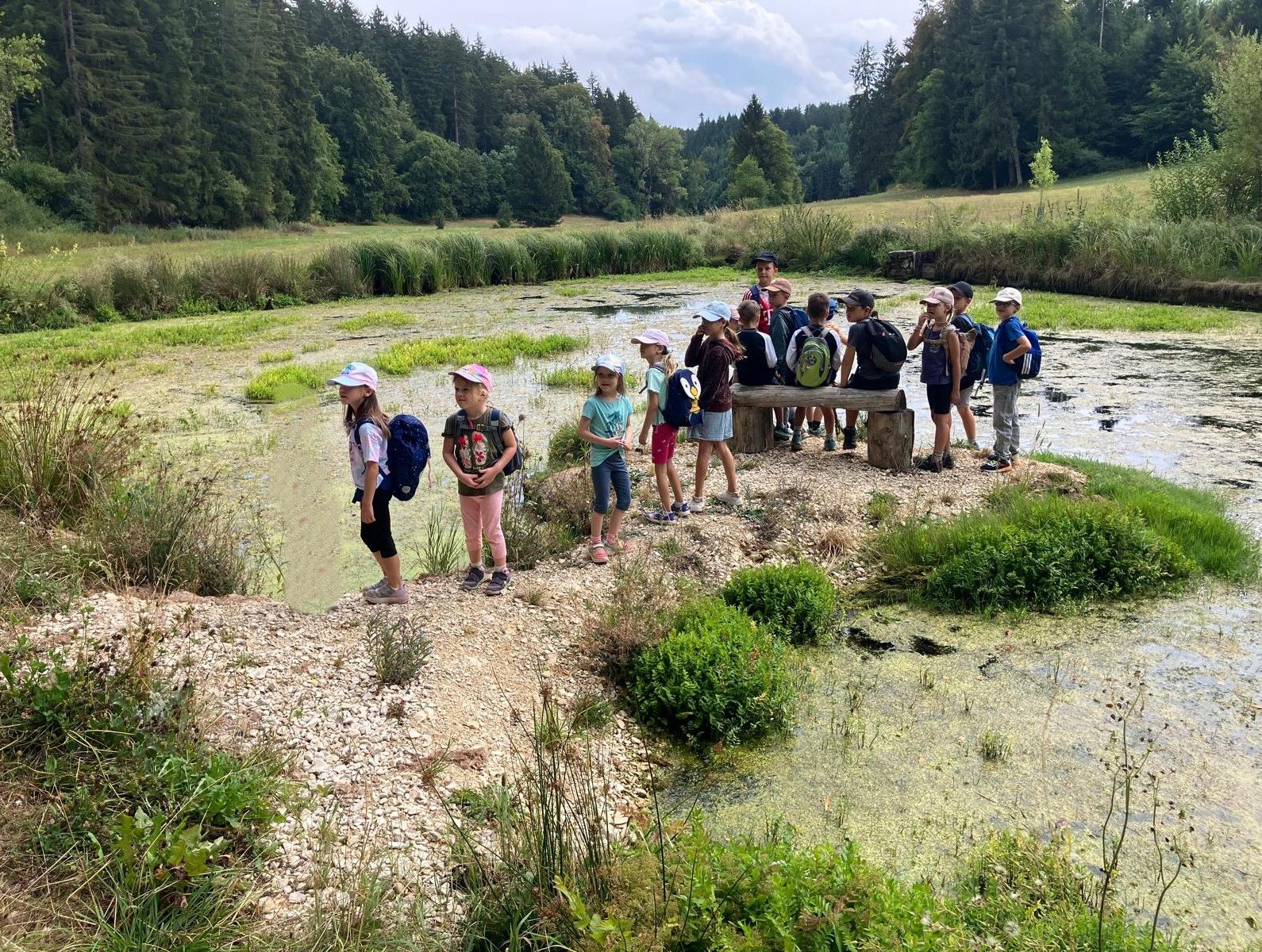 Das Etappenziel wurde erfolgreich erreicht: Der Quellteich des Lupenbach; Foto: Josef Schlierf